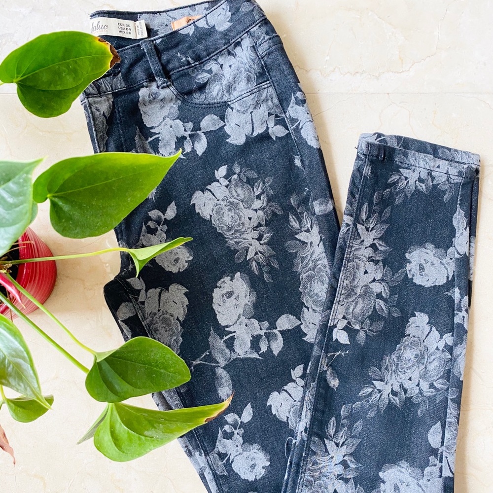 Zara Trafaluc Black Wash Floral Jeggings/Jeans